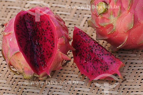  Subject: Basket with Pitaya / Place: Belem City - Para State - Brazil / Date: 10/13/2008 