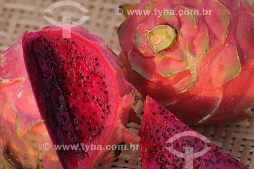  Subject: Basket with Pitaya / Place: Belem City - Para State - Brazil / Date: 10/13/2008 