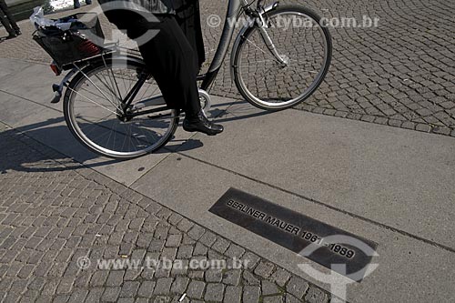  Subject: Commemorative Plate of the fall of the Berlin Wall, located exaclty where was the wall/ Place: Berlin - Germany / Date: 09/27/2008 
