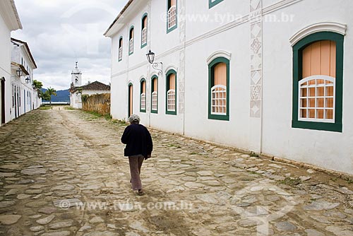  Subject: Old lady walking in Paraty / Place: Green Coast - municipal district of Paraty - Rio de Janeiro State - Brazil / Date: 09/27/2008  