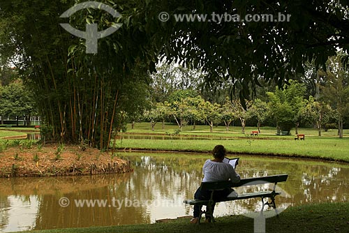  Subject: Woman reading book - Water Park / Place: Sao Lourenço City - Minas Gerais State - Brazil / Date: March 2009 