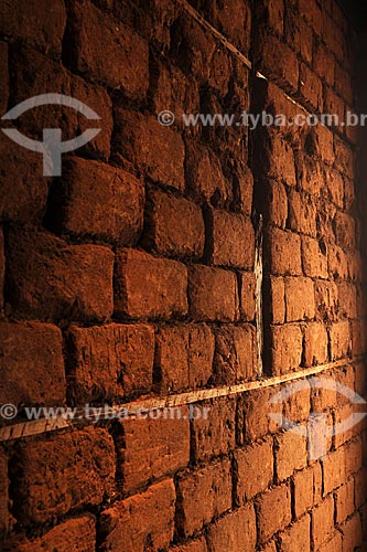  Subject: Wall made of wood and brick - no coating / Place: Barao de Cocais City - Minas Gerais State - Brazil / Date: April 2009 