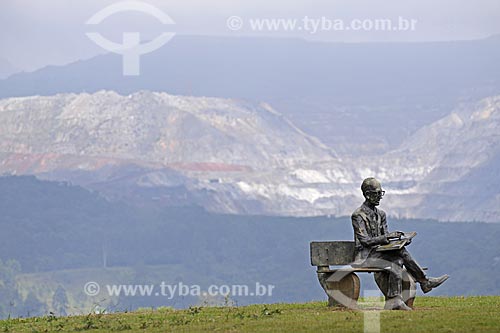  Subject: Carlos Drummond de Andrade memorial statue - Cauê Mine in the background / Place: Itabira City - Minas Gerais State - Brazil / Date: April 2009 