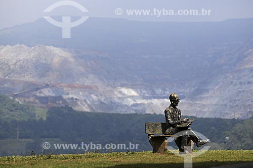  Subject: Carlos Drummond de Andrade memorial statue - Cauê Mine in the background / Place: Itabira City - Minas Gerais State - Brazil / Date: April 2009 