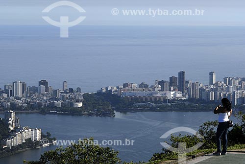  Subject: Tourist taking photos of Rio de Janeiro south zone. Place: Rio de Janeiro city - Rio de Janeiro State - Brazil / Date: 2008 