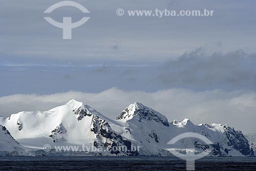  Subject: Photographer. View of Livingston Island, secong largest in South Shetland Islands / Place: Antarctic Peninsula / Date: 11/2008 