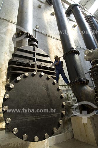  Subject: Worker doing equipment maintenance / Place: / Date: 2008 