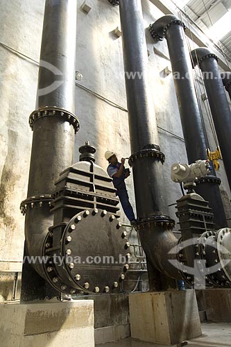  Subject: Worker doing equipment maintenance / Place: / Date: 2008 