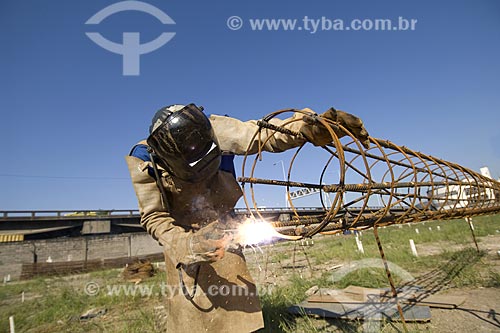  Subject: Workers welding steel bars for construction in Sao Cristovao / Place: Sao Cristovao - Rio de Janeiro city - Rio de Janeiro state - Brazil / Date: 2008 