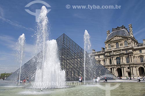  Subject: fountain and Pyramid - Louvre Museum / Place: Paris City - France / Date: 2008 
