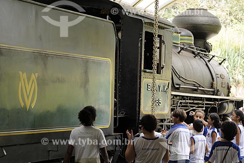  Subject: Students visiting a historic locomotive known as Maria Fumaça at the Museu Ferroviário (Rail Museum) / Place: Vila Velha city - Minas Gerais state - Brazil / Date: March 2009   