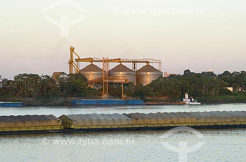  Subject: Chata (kind of ferry) being loaded with soybeans  - Madeira River / Place: Porto Velho City - Rondonia State - Brazil / Date: June 2008 