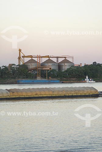  Subject: Chata (kind of ferry) being loaded with soybeans  - Madeira River / Place: Porto Velho City - Rondonia State - Brazil / Date: June 2008 