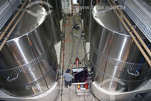  Subject: Withdrawal of grape pomace from the fermentation tank - Vale dos Vinhedos (Vineyard Valley) / Place: Bento Gonçalves City - Rio Grande do Sul State - Brazil / Date: February 2008 