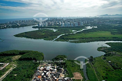  Subject: Aerial view of Favela do Rio das Pedras with the Tijuca Lagoon in the background / Place: Barra da Tijuca - Rio de Janeiro city - Rio de Janeiro state - Brazil / Date: October 2009 