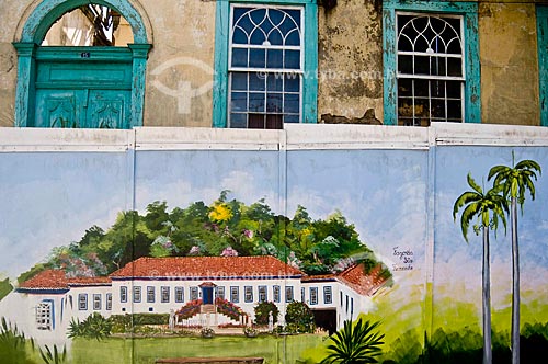  Subject:  Siding with painted facades of the historic coffee farms and colonial house vandalized in the background / Place: Vassouras - Vale do Paraiba - Rio de Janeiro - RJ / Date: 11-2009 