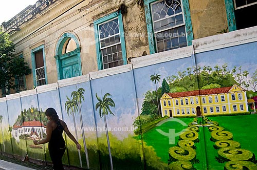  Subject:  Siding with painted facades of the historic coffee farms and colonial house vandalized in the background / Place: Vassouras - Vale do Paraiba - Rio de Janeiro - RJ / Date: 11-2009 