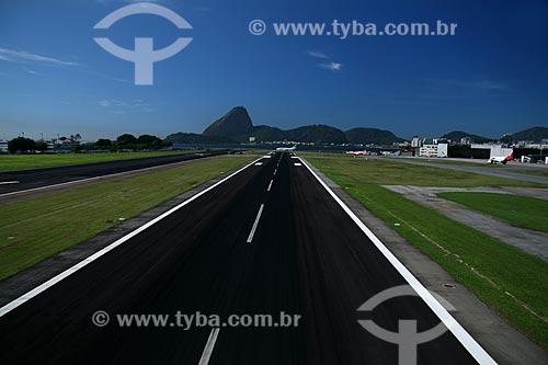  Subject: Aerial view of the Santos Dumont Airport with the Sugar Loaf in the background / Place: Rio de Janeiro city - Rio de Janeiro state - Brazil / Date: 11/2009 