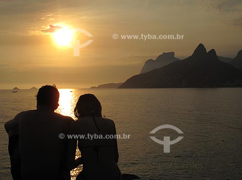  Subject: Silhouette of couple in Arpoador with Two Brothers Hill and Rock of Gávea in the background / Place: Rio de Janeiro City - Rio de Janeiro State - Brazil / Date: 02/2010 