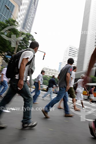  Subject: Pedestrian crossing the street at downtown  / Place:  Rio de Janeiro city - Rio de Janeiro state - Brazil  / Date: 19/02/2010 