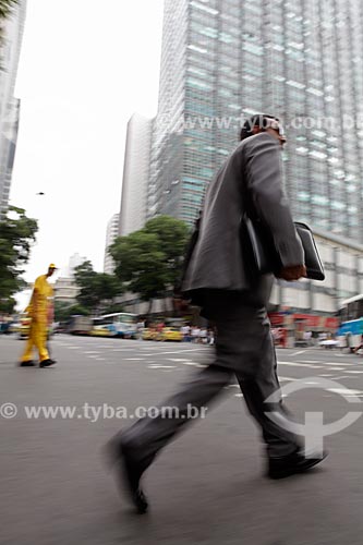  Subject: Pedestrian crossing the street at downtown  / Place:  Rio de Janeiro city - Rio de Janeiro state - Brazil  / Date: 19/02/2010 