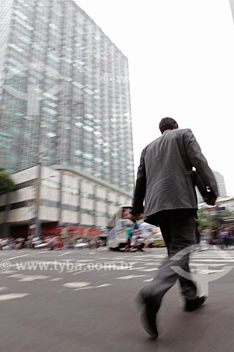  Subject: Pedestrian crossing the street at downtown  / Place:  Rio de Janeiro city - Rio de Janeiro state - Brazil  / Date: 19/02/2010 