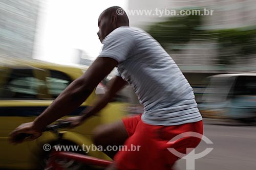  Subject: Cyclist riding at downtown  / Place:  Rio de Janeiro city - Rio de Janeiro state - Brazil  / Date: 19/02/2010 