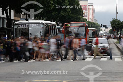  Subject: Pedestrian crossing the street at downtown  / Place:  Rio de Janeiro city - Rio de Janeiro state - Brazil  / Date: 19/02/2010 