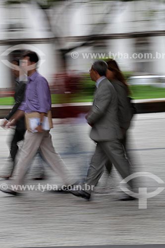  Subject: Pedestrian walking on the sidewalk at downtown  / Place:  Rio de Janeiro city - Rio de Janeiro state - Brazil  / Date: 19/02/2010 