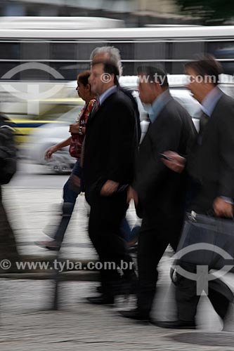  Subject: Pedestrian walking on the sidewalk at downtown  / Place:  Rio de Janeiro city - Rio de Janeiro state - Brazil  / Date: 19/02/2010 