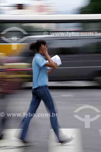  Subject: Pedestrian crossing the street at downtown  / Place:  Rio de Janeiro city - Rio de Janeiro state - Brazil  / Date: 19/02/2010 