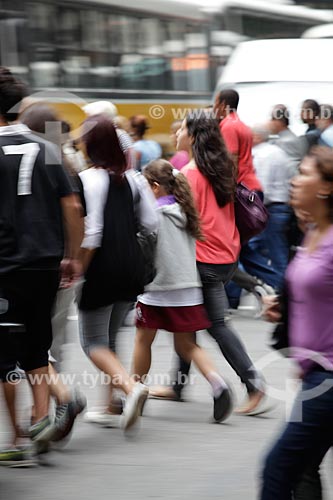  Subject: Pedestrian crossing the street at downtown  / Place:  Rio de Janeiro city - Rio de Janeiro state - Brazil  / Date: 19/02/2010 