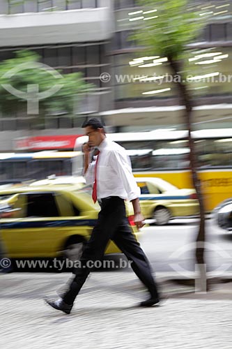  Subject: Pedestrian walking on the sidewalk at downtown  / Place:  Rio de Janeiro city - Rio de Janeiro state - Brazil  / Date: 19/02/2010 