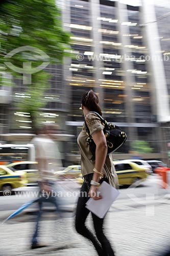  Subject: Pedestrian walking on the sidewalk at downtown  / Place:  Rio de Janeiro city - Rio de Janeiro state - Brazil  / Date: 19/02/2010 