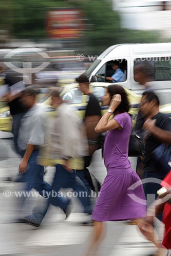  Subject: Pedestrian crossing the street at downtown  / Place:  Rio de Janeiro city - Rio de Janeiro state - Brazil  / Date: 19/02/2010 