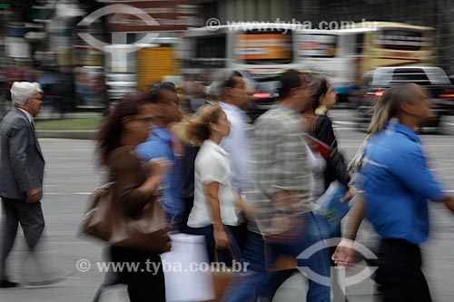  Subject: Pedestrian crossing the street at downtown  / Place:  Rio de Janeiro city - Rio de Janeiro state - Brazil  / Date: 19/02/2010 