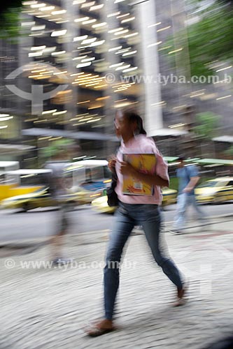  Subject: Pedestrian walking on the sidewalk at downtown  / Place:  Rio de Janeiro city - Rio de Janeiro state - Brazil  / Date: 19/02/2010 