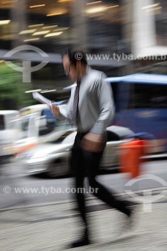  Subject: Pedestrian walking on the sidewalk at downtown  / Place:  Rio de Janeiro city - Rio de Janeiro state - Brazil  / Date: 19/02/2010 