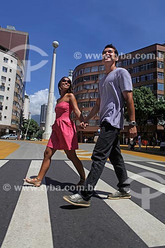  Subject: Couple crossing the Epitacio Pessoa street with the Obelisk of Leblon on the background  / Place:  Rio de Janeiro city - Rio de Janeiro state - Brazil  / Date: 20/02/2010 * released (84 e 85) 