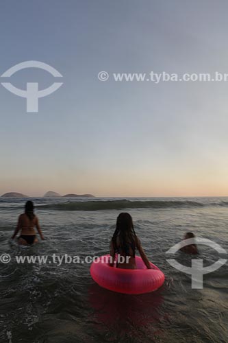  Subject: Woman and kids swimming at Ipanema Beach  / Place:  Rio de Janeiro city - Rio de Janeiro state - Brazil  / Date: 21/02/2010 