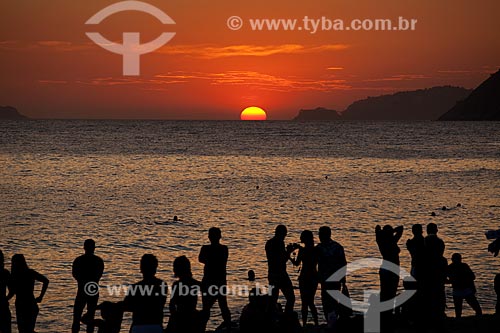  Subject: People enjoing the sunset at Ipanema Beach  / Place:  Rio de Janeiro city - Rio de Janeiro state - Brazil  / Date: 02/02/2010 