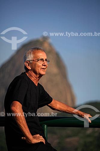  Subject: Man at Aterro do Flamengo (Flamengo Landfill)  with Sugar Loaf in the background  / Place:  Rio de janeiro city - Rio de Janeiro state - Brazil  / Date:  