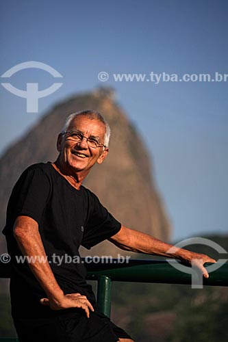  Subject: Man at Aterro do Flamengo (Flamengo Landfill)  with Sugar Loaf in the background  / Place:  Rio de janeiro city - Rio de Janeiro state - Brazil  / Date:  
