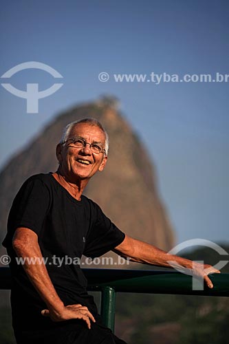  Subject: Man at Aterro do Flamengo (Flamengo Landfill)  with Sugar Loaf in the background  / Place:  Rio de janeiro city - Rio de Janeiro state - Brazil  / Date:  