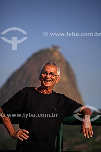  Subject: Man at Aterro do Flamengo (Flamengo Landfill)  with Sugar Loaf in the background  / Place:  Rio de janeiro city - Rio de Janeiro state - Brazil  / Date:  