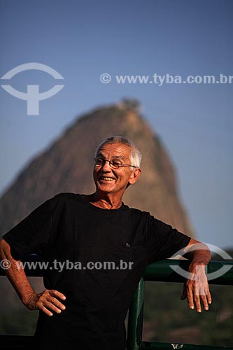  Subject: Man at Aterro do Flamengo (Flamengo Landfill)  with Sugar Loaf in the background  / Place:  Rio de janeiro city - Rio de Janeiro state - Brazil  / Date:  