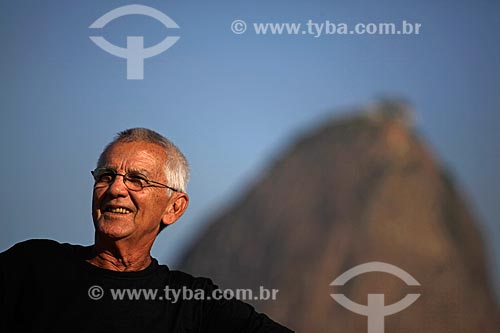  Subject: Man at Aterro do Flamengo (Flamengo Landfill)  with Sugar Loaf in the background  / Place:  Rio de janeiro city - Rio de Janeiro state - Brazil  / Date:  