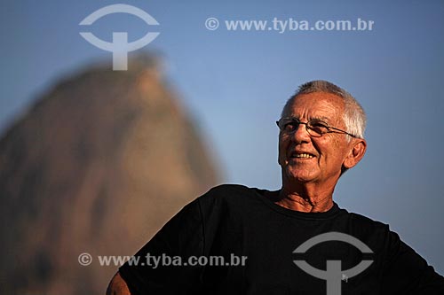  Subject: Man at Aterro do Flamengo (Flamengo Landfill)  with Sugar Loaf in the background  / Place:  Rio de janeiro city - Rio de Janeiro state - Brazil  / Date: 20/04/2010 
