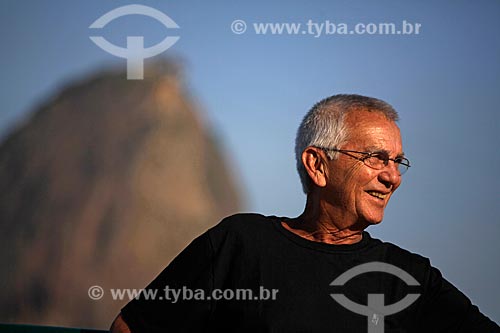  Subject: Man at Aterro do Flamengo (Flamengo Landfill)  with Sugar Loaf in the background  / Place:  Rio de janeiro city - Rio de Janeiro state - Brazil  / Date:  