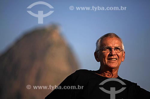  Subject: Man at Aterro do Flamengo (Flamengo Landfill)  with Sugar Loaf in the background  / Place:  Rio de janeiro city - Rio de Janeiro state - Brazil  / Date:  